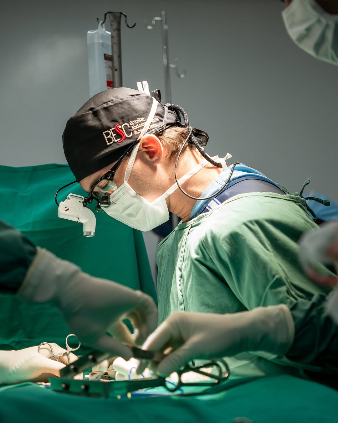 Cirurgião em centro cirúrgico · gravação de cirurgia real pela MB360